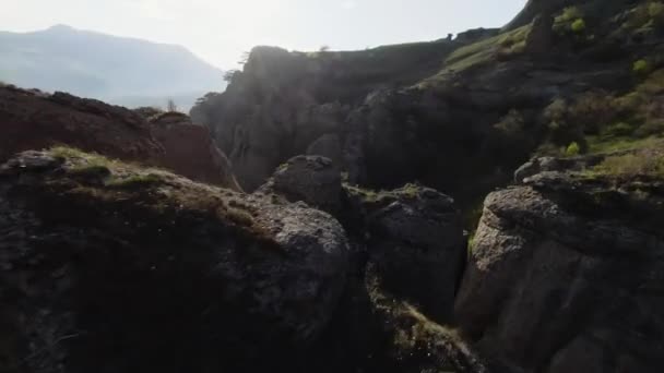 在山岩之间的极端飞行。开枪了在山坡上的岩层处快速飞行.在青山的岩石斜坡上像羽衣一样飞翔 — 图库视频影像