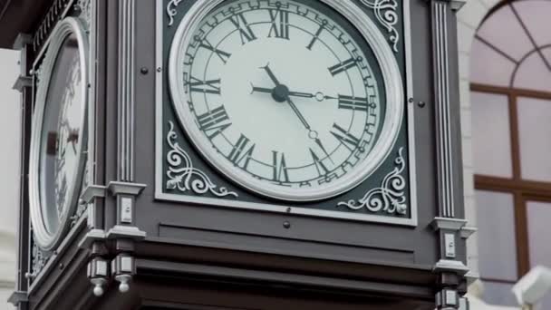 Schöner Uhrenturm im Freien in der Stadtstraße. Video. Konzept der klassischen Architektur, antike Turmuhr mit römischen Ziffern. — Stockvideo