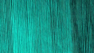 Soyut düz ahşap zemin parlak turkuazla renklendirilmiş, dikişsiz döngü. Animasyon. Durdurulmuş hareket etkisine sahip dikey ahşap doku çizgileri.