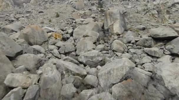 Vôo extremo em encostas de montanha rochosas. Atingido. Vista superior de falésias de tirar o fôlego e pedras de paralelepípedos e sopé de montanhas. Voando perto de montanhas rochosas com áreas perigosas em encostas — Vídeo de Stock