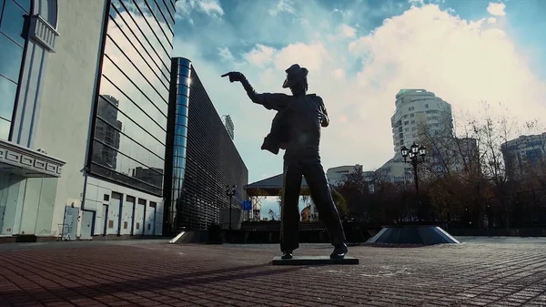 Ekaterinburg, Rusland, monument voor Michael Jackson in de stad straat. Een video. Brons standbeeld van een beroemde zanger op de achtergrond van gebouwen en blauwe bewolkte hemel. — Stockfoto