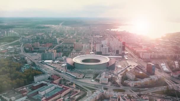 Rússia, Ekaterinburg, vista aérea do estádio central e casas circundantes. Vídeo. Ruas centrais da cidade e arquitetura. — Vídeo de Stock