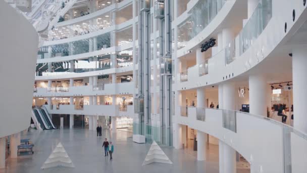 Wnętrze niesamowitego nowoczesnego centrum biznesowego w kolorze białym. Nagranie. Koncepcja architektury z dużą ilością światła wewnątrz budynku, luksusowe centrum handlowe. — Wideo stockowe