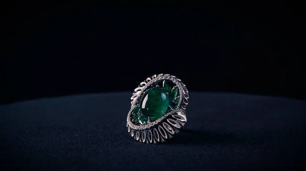 Dekat dari cincin kuno perak dengan zamrud besar. Video. Cincin retro yang menakjubkan, permata bersejarah terisolasi pada latar belakang gelap. — Stok Foto