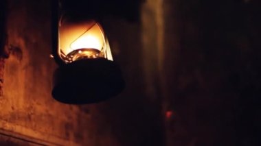 Eski moda sokak lambasını dışarı çıkarıyorum. Video kaydı. Geceleyin eski bir sokak lambasıyla karanlık, korkunç bir sokak..
