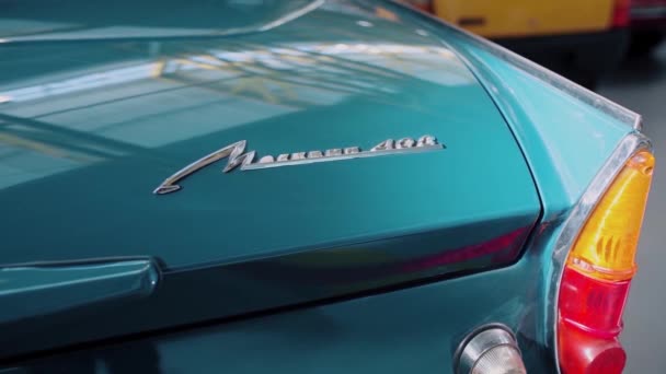 Detalles clásicos de coches retro o vintage. Vídeo. El primer plano de un maletero y las luces de estacionamiento de un hermoso coche de color turquesa oscuro a la antigua. — Vídeo de stock