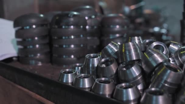 Sluiten van metalen delen van een pijpinstallatie. Een video. Metalen nieuwe glanzende bussen in de metallurgische fabriek. — Stockvideo