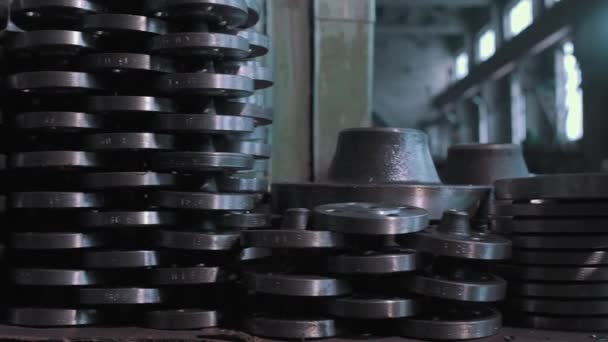 Producción de una fábrica de tuberías metálicas sobre una mesa dentro del taller. Vídeo. Concepto de metalurgia pesada, piezas metálicas para tubería. — Vídeos de Stock