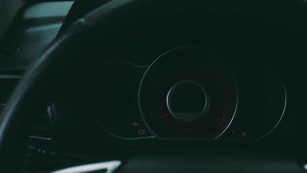 Moderní ujeté kilometry lehkých aut a volant. Video. Detailní záběr na nový displej moderního vozidla, nastartování auta. — Stock video