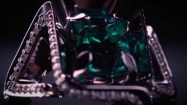 Närbild av ovanlig form hänge gjord av platina, diamanter och jätte smaragd. Videon. Lyx smycken med pärla stenar isolerad på svart bakgrund. — Stockvideo