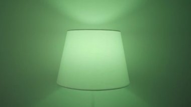 Bir duvar lambasını kapat ve içerideki ışığın rengini değiştir. Başla. Farklı ışıkları olan bir lamba parti ya da disko atmosferi yaratır..