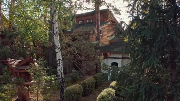 Vista aérea da paisagem pitoresca casas modernas cercadas por pinheiros. Vídeo. Belos chalés de tijolo no lugar ecológico em um dia de verão. — Vídeo de Stock
