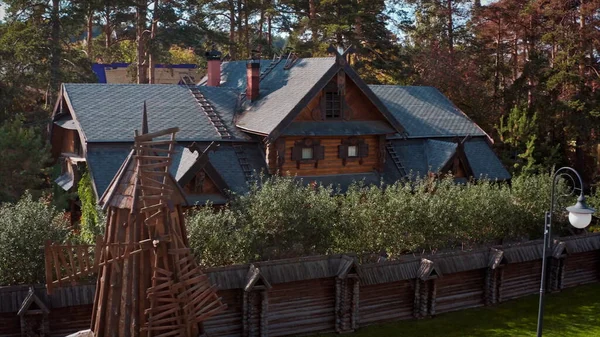 Υπέροχο διακοσμητικό σπίτι Teremok σε ένα πάρκο σε δασώδη περιοχή σε πλήρες μέγεθος. Βίντεο. Έννοια της ρωσικής λαογραφίας, παραμύθια. — Φωτογραφία Αρχείου