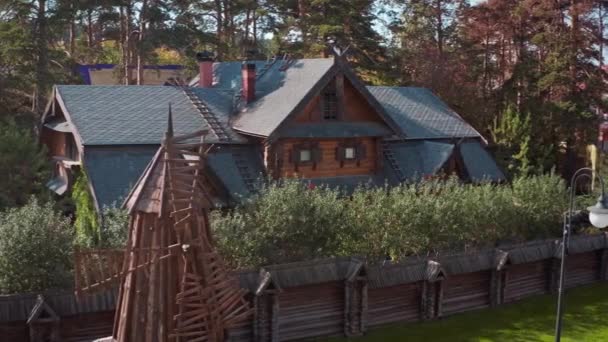 Fabelhaftes dekoratives Haus Teremok in einem Park in einem Waldgebiet in voller Größe. Video. Konzept der russischen Folklore, Märchen. — Stockvideo