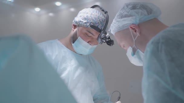 I chirurghi operano con bisturi laser. Azione. Attrezzature e strumenti professionali per operare nelle mani di chirurghi professionisti. I chirurghi operano utilizzando bisturi caldi — Video Stock
