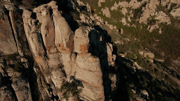 夏の森の間の高地の崖や岩の空中ビュー。撃たれた。背景の木の上の岩の斜面と雲の空中パノラマビュー. — ストック写真