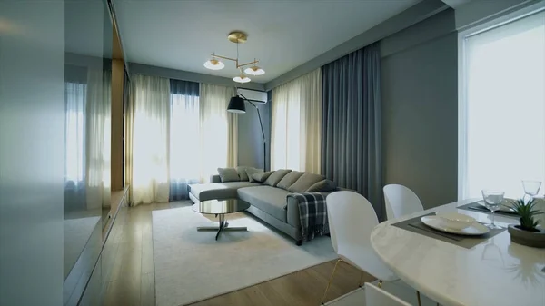Schöne neue Einzimmerwohnung mit Küche, die sich in einen Raum verwandelt. Video. Moderne Wohnung mit ergonomischem Raum und lakonischem Design. — Stockfoto