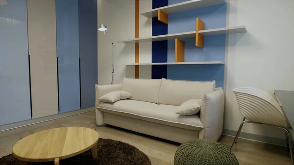 Bunte neue leere Raumausstattung mit Möbeln. Video. Beispiel einer lakonischen Gestaltung eines kleinen Raumes, Konzept der Ergonomie. — Stockfoto