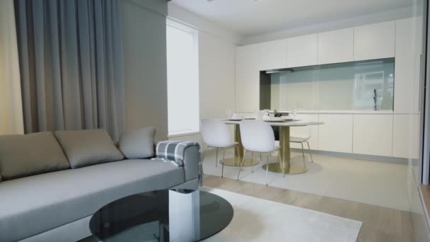 Bonito apartamento novo estúdio com uma cozinha transformando-se em um quarto. Vídeo. Apartamento moderno com espaço ergonômico e design lacônico. — Vídeo de Stock