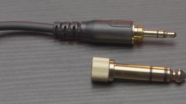 Stecker mit Kopfhörerkabel. Handeln. Neuer Kopfhörer-Kabelstecker. Nahaufnahme des Adapters von neuen Kopfhörern zum Anschluss an Audiosystem oder Verstärker — Stockvideo