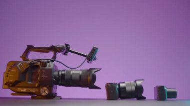 RUSSIA, MOSCOW - 5 Mayıs 2021: profesyonel kameraların karşılaştırması. Başla. Profesyonel video çekimi için kamera kalitesi karşılaştırması. Sony 'den yeni kamera modelleri