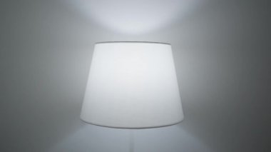 Farklı renklerde ev lambası. Başla. Renk değiştiren çok renkli ampullü zemin lambası. Lamba ev partisi için rahat bir ortam yaratır.