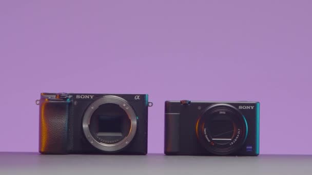 RUSSIA, MOSCOW - MAY 5, 2021: Порівняння професійних камер. Почали. Порівняння камер за якістю для професійної відеозйомки. Нові моделі камер від Sony. — стокове відео