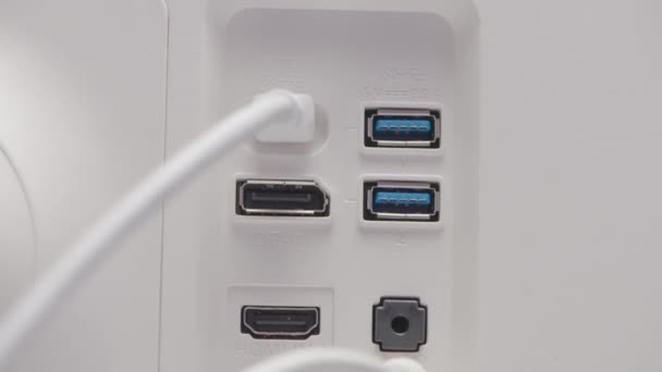 USB入力を備えたホワイトコンピュータ。行動だ。USBの多くのプロセッサのいくつかの入力に接続されているケーブル。白い背景にUSBケーブルを接続するための入力 — ストック動画