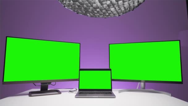 Drei Computergeräte mit grünen Bildschirmen. Handeln. Mehrere Computermonitore mit grünem Chromakey zum Einlegen. Computer mit grünem Bildschirm befinden sich auf gleichem Niveau auf isoliertem Hintergrund — Stockvideo