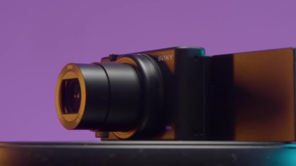 РОССИЯ, МОСКВА - 5 мая 2021 года: Новая модель профессиональной камеры с экраном. Начали. Профессиональная камера для съемки с рабочим экраном и настройками от Sony. Новая модель камеры от Sony — стоковое видео