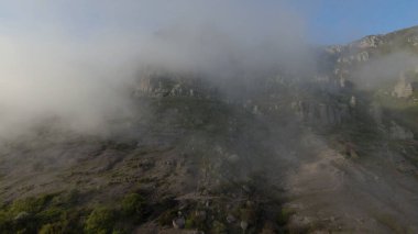 Alçak bulutlardan dağlara uçuyorlar. Vuruldu. Alçak bulutlardan kayalık dağlara keyifli uçuşlar. Sabah bulutları yoğun bir çukurda yüksek dağlara indi.