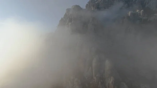 Nubes densas cubren las montañas. Le dispararon. Fascinante vista de densas nubes que descendieron a las cimas de las montañas. Paisaje inspirador de nubes bajas y densas cerca de altas montañas — Foto de Stock