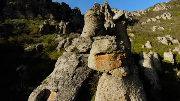 Pedras de pé em encostas rochosas. Atingido. Variedade de formações rochosas e erosão em encostas de montanha. Voando em rochas rochosas e pilares hipnotizando o espírito — Fotografia de Stock