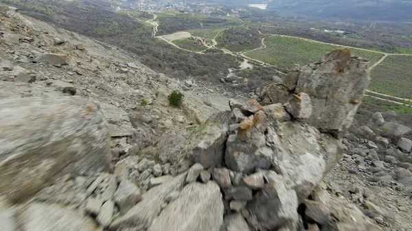 高山岩石地形的俯瞰.开枪了带着各种各样的浮雕飞过美丽的岩石山坡.山地岩石和侵蚀地貌的多样性 — 图库照片