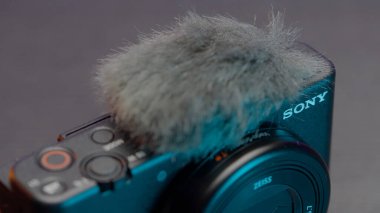 Rusya, MOSCOW - 5 Mayıs 2021: kamerada mikrofona yakın çekim. Başla. Profesyonel video çekim kamerası için ses geçirmez mikrofon. Sony 'den yeni kamera modeli için aksesuarlar
