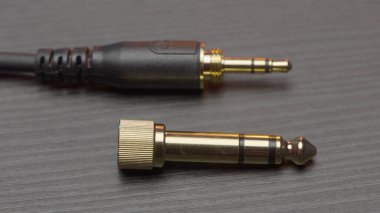 Kulaklık kablosu takın. Başla. Yeni kulaklık kablosu. Ses sistemine veya yükselticilere bağlanmak için yeni kulaklıklardan adaptörlerin kapatılması