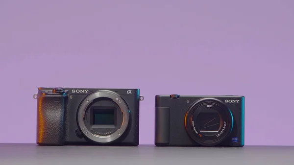 RUSSIE, MOSCOU - 5 MAI 2021 : Comparaison de caméras professionnelles. L'action. Comparaison des caméras par qualité pour la prise de vue vidéo professionnelle. Nouveaux modèles de caméras de Sony — Photo