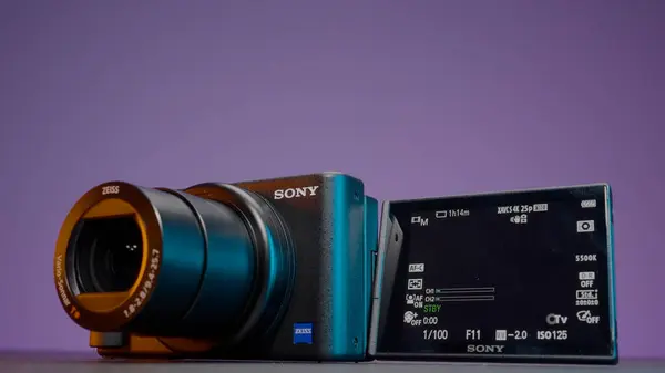 RUSSIE, MOSCOU - 5 MAI 2021 : Nouveau modèle de caméra professionnelle avec écran. L'action. Caméra professionnelle pour la prise de vue avec écran de travail et les paramètres de Sony. Nouveau modèle de caméra de Sony — Photo