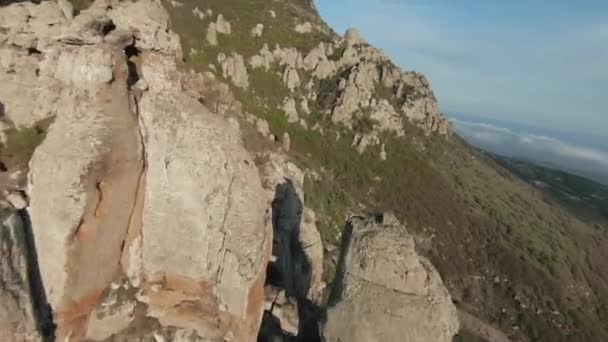 山の範囲の風景青空の空中ビュー。撃たれた。素晴らしい岩の形成と緑の斜面、自然の美しさ. — ストック動画