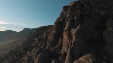 Nefes kesici kayalık yamaçlar ve vadiyle hava yolculuğu ve turizm manzarası. Vuruldu. Vahşi yaz tepeleri ile doğal manzara.