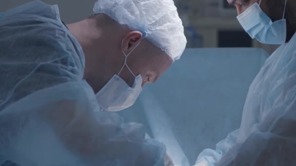 Surgeons operate on patient under anesthesia. Action. Two of best surgeons operate on patient with complications. Surgeon and assistant perform complex operation under anesthesia — Stock Video