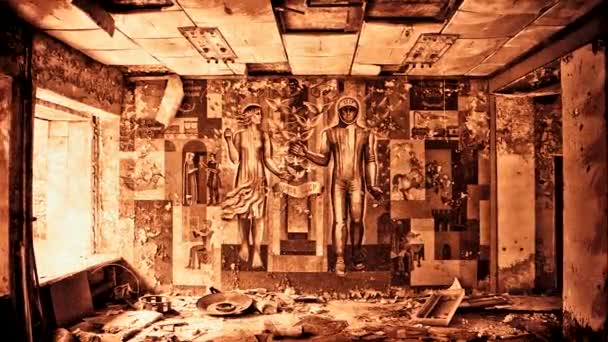 Vista dentro do edifício arruinado abandonado dos tempos da URSS. Moção. Homem e mulher soviéticos na parede da casa abandonada. — Vídeo de Stock