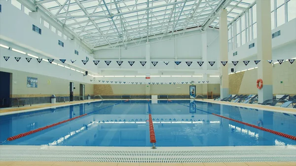 스포츠 단지에 있는 수영장 내부를 상상 해 보라. 비디오. 유리 천장 과 잔잔 한 물 이 있는 아름다운 수 영장. — 스톡 사진