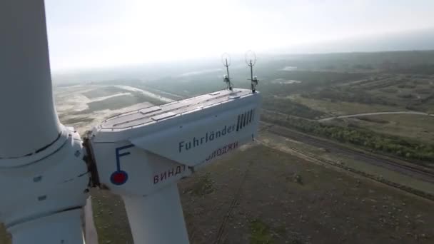 Vista aérea de la granja de molinos de viento para la producción de energía en el hermoso cielo nublado y campos verdes fondo de la granja. Le dispararon. Turbinas eólicas generadoras de energía renovable limpia. — Vídeo de stock