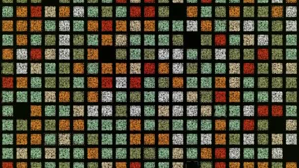 Sfondo Pixelated con molti codici QR che scorrono su sfondo nero, loop senza soluzione di continuità. Animazione. Scansione dei codici QR per la trasmissione dei dati. — Video Stock