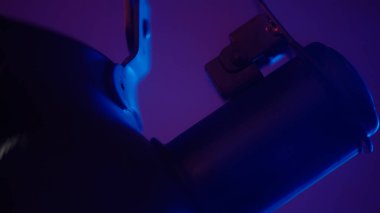 Çaydanlık arka planda buharla kaynıyor. Başla. Evdeki mutfakta sıcak suyla cilalanmış çelik çaydanlığı kapat..