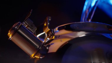 Suyu kaynatmak için eylemleri kapatın. Başla. Çelik çaydanlığın içine su dökmek, indüksiyon ocağını açmak, suyu ısıtmak..