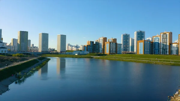 俄罗斯叶卡捷琳堡，一个新公园里有一座桥的池塘。视频。一个美丽的市区的空中景观，蓝天背景的高楼大厦五彩斑斓. — 图库照片