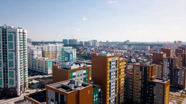 Luchtfoto van een typisch modern slaapgebied met residentiële gebouwen en complexen met werven. Een video. Grote stad op zomer blauwe lucht achtergrond. — Stockfoto