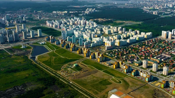 住宅建築物やヤードとの複合体と典型的な近代的な睡眠地区の空中ビュー。ビデオだ。小さな池と緑の牧草地と大都市. — ストック写真